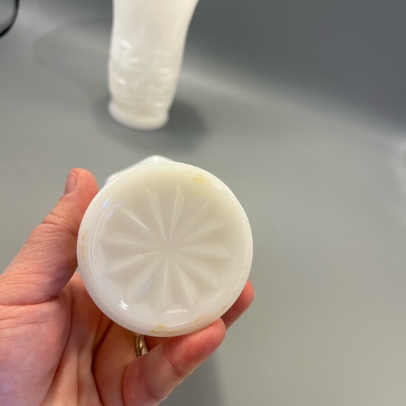 (2) matching Vintage Milk Glass Vases. Wonderful texture, scalloped rims. - Picture 3 of 8